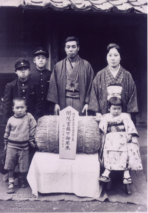 御用米を囲んでの記念写真